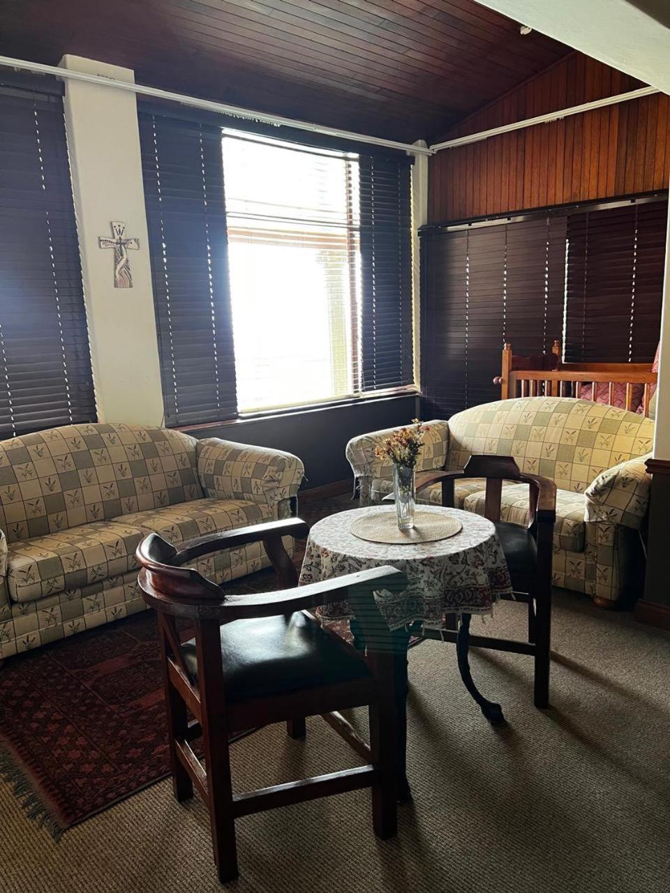 Bleu Bird Guesthouse เดอร์บัน ภายนอก รูปภาพ